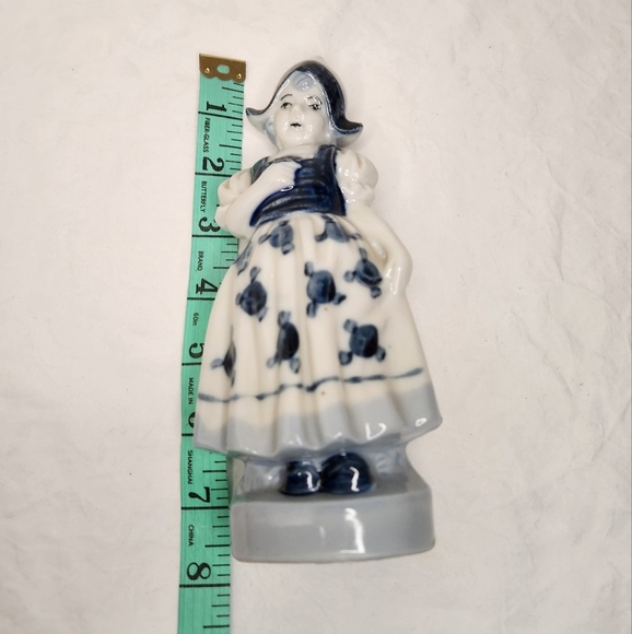 Dutch Girl Porcelain Figurine - Picture 6 of 7